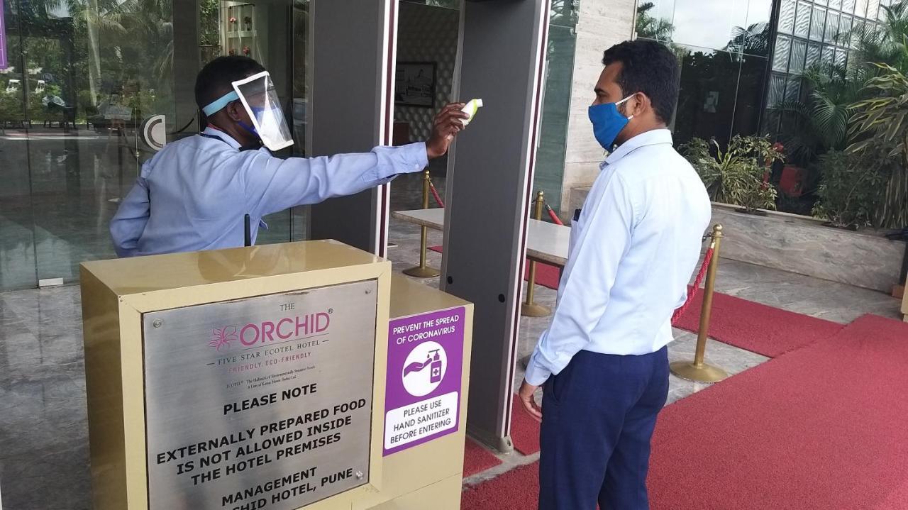 浦那兰花酒店 外观 照片 Temperature check at the entrance of a hotel in India