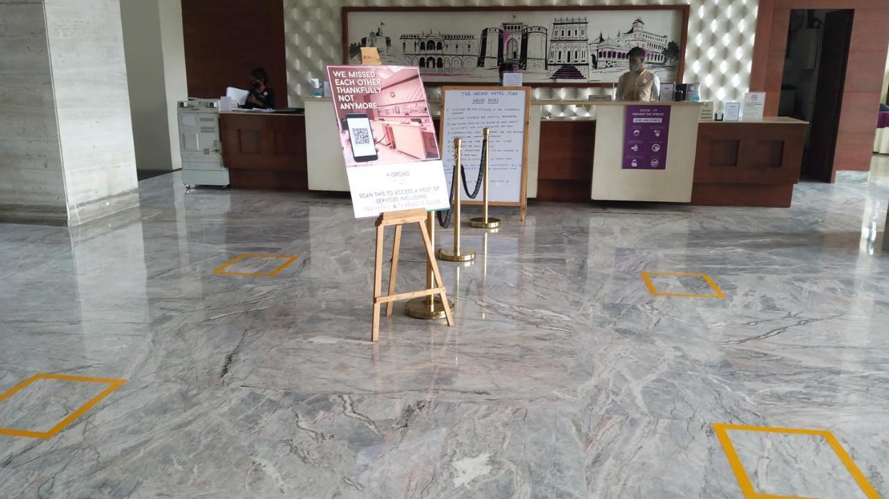 浦那兰花酒店 外观 照片 Floor markings at a hospital in India