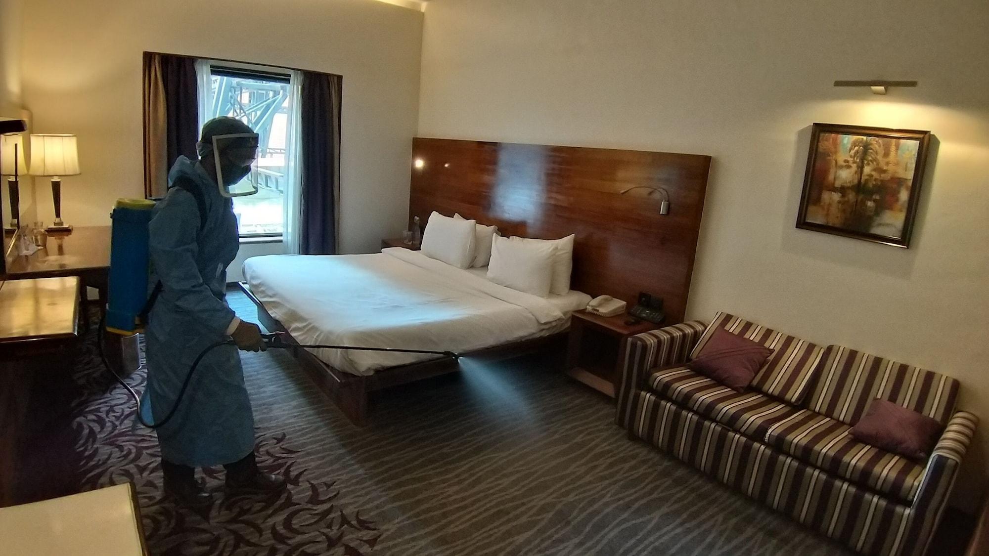 浦那兰花酒店 外观 照片 Disinfection of a hotel room in India