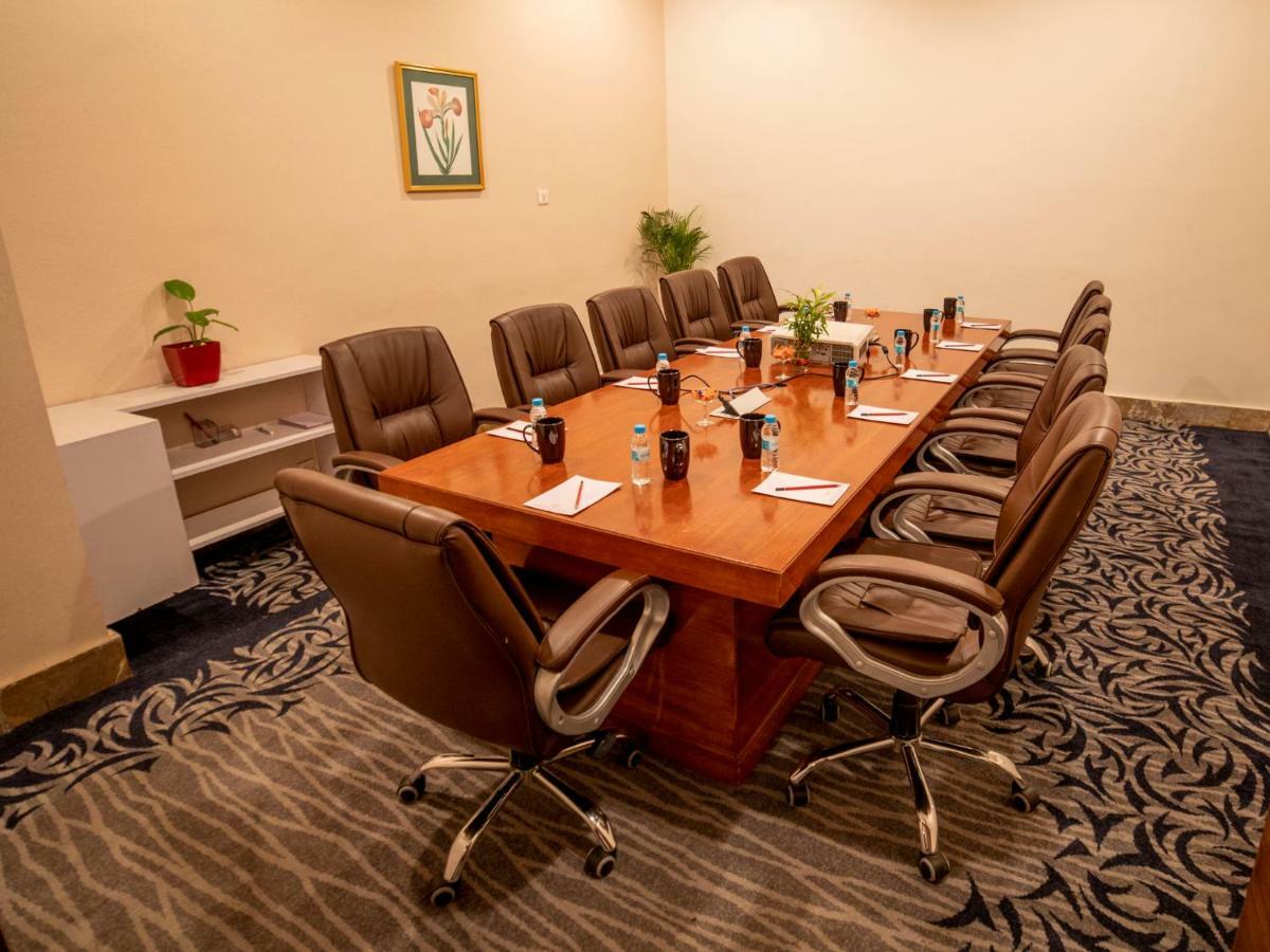 浦那兰花酒店 外观 照片 A boardroom at a hotel