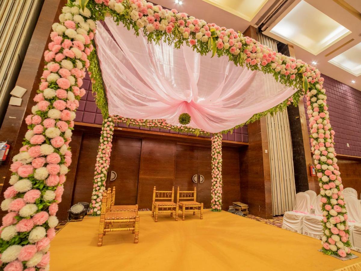 浦那兰花酒店 外观 照片 A decorated mandap